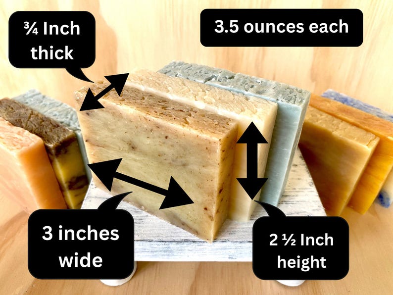 K&ouml;nnte beinhalten: Verschiedene handgemachte Seifenst&uuml;cke, jedes wiegt etwa 99 Gramm. Die Seifen sind 7,6 cm breit, 6,35 cm hoch und 1,9 cm dick. Die Seifen sind in Beige-, Braun-, Gelb-, Blau- und Gr&uuml;nt&ouml;nen gehalten.