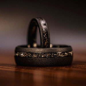 カップル用ブラック隕石リング、彼と彼女の結婚指輪、ブラックサンドブラスト＆隕石結婚指輪、結婚指輪セット、本物の隕石リング