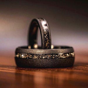 Alliances en météorite noire pour couples : Ensemble unique de bagues assorties de 8 mm et 4 mm
