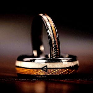 Ehering-Set aus Hirschgeweih und Whiskyfass, Partnerringe, einzigartiges Set, 8 mm und 4 mm