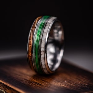 Vissentrouwring met gewei en whiskyvathout, groene vislijn trouwring, geweiring, buitenring, vissersring