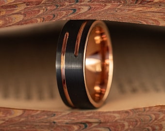 Ehering in Schwarz und Roségold mit versetztem Inlay, 8 mm Band, Schwarz und Roségold, Ehering aus Roségold, schwarzer Herrenring, einzigartiger Ring