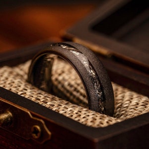 ZWARTE METEORITERING met gezandstraalde afwerking, herentrouwring zwart, Black Meteor-ring, zwarte trouwring, wolfraamring, meteorietring