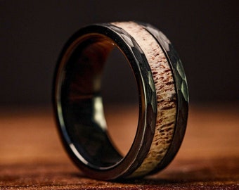 ANTLER WEDDING RING, Hammered Ring with real antler, Men&#39;s Hammered Ring with Deer Antler, Men’s Wedding Band, Mens Engagement Ring, Black