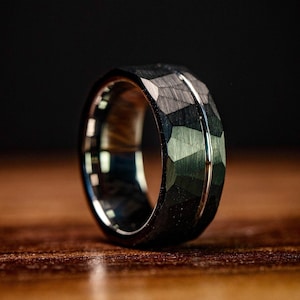 BLACK HAMMERED WEDDING Band with Polished Silver Inner Band, Men&#39;s Black Ring, Hammered Wedding Band, Men&#39;s Wedding Ring, Hammered Ring, 8mm