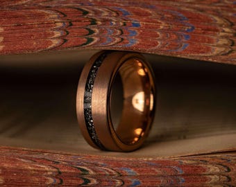 Fede nuziale in oro rosa con meteorite, anello da uomo unico per matrimonio, anello in oro rosa, anello con meteorite, anello di fidanzamento da uomo, 8 mm
