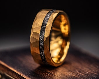 Anillo martillado METEORITO DE ORO AMARILLO, alianza de boda martillada de oro w. Incrustación de meteorito real, oro amarillo de 18 quilates, anillo para hombre, anillo de meteorito