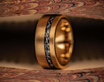 Anello nuziale in oro con meteorite / Anello nuziale da uomo in oro / Anello con meteorite / Anello unico per uomo / Fede nuziale da uomo / Anello placcato oro 18 carati