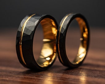 Set di fedi nuziali in oro giallo e nero per coppie: finitura martellata nera da 8 mm e 4 mm