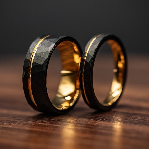 Set geelgouden en zwarte trouwringen voor stellen: zwart gehamerde afwerking: 8 mm en 4 mm