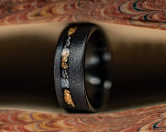 Anello nuziale nero sabbiato con meteorite e intarsio in oro / Fede nuziale da uomo con finitura sabbiata / Anello da uomo unico / 8 mm