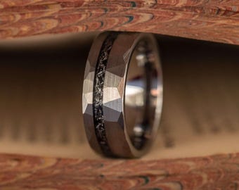 Fede nuziale in argento martellato: anello da uomo con meteorite da 8 mm