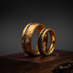 Anillo de bodas para parejas: tungsteno martillado en oro amarillo con incrustaciones de meteorito de 8 mm y 4 mm.