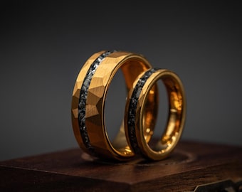 Set di fedi nuziali per coppie - Oro giallo martellato, tungsteno con intarsio in meteorite da 8 mm e 4 mm