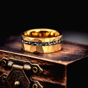 Gehamerde gouden ring met meteorietinleg, 8 mm heren trouwring