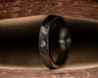 Anello da donna nero martellato per matrimonio: fede nuziale da 4 mm