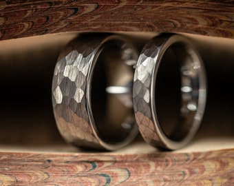 Set di fedi nuziali in argento, anelli nuziali unici martellati, anelli per coppie in tubgsten da 8 mm e 4 mm