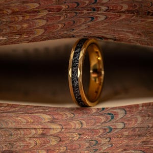 Alianza de meteorito martillado: anillo de compromiso para mujer chapado en oro amarillo de 18 quilates