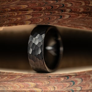 HAMMERED BLACK WEDDING Ring, Black Wedding Band, Men&#39;s Engagement Ring, Hammered Ring, Black Tungsten Ring, Men&#39;s Wedding Band, 8mm