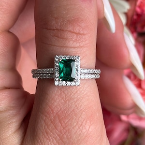 Anillo Art Déco de imitación de esmeralda: alianza de boda con halo de plata de ley