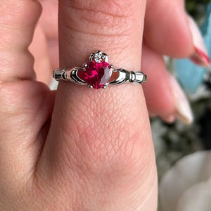 Bague Claddagh en argent sterling : coeur de rubis, accent de diamants simulés