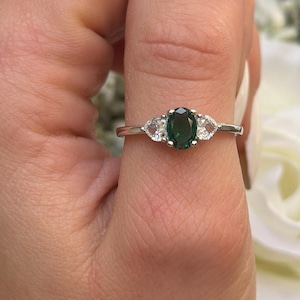 Three Stone 3-Stone Oval 0.75Ct Simulated Emerald Wedding Engagement  Bridal Promise Ring Heart Diamond CZ 925 Sterling Silver Flower Shank