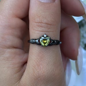 Bague Claddagh en argent sterling : or noir et péridot simulé
