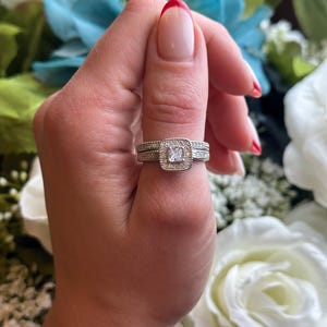 Parure d&#39;alliances Art déco avec halo : 0,75 carat simulant un diamant taille princesse, argent sterling