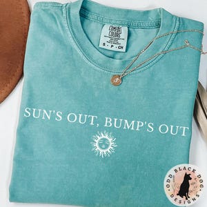 Koszulka letnia Sun's Out Bump's Out Pregnant Girl - koszulka z nadrukiem na plażę informująca o ciąży, koszulka z nadrukiem na baby shower dla nowej mamy