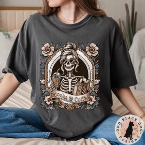 Maglietta carina con libri e caffè - Maglietta con carte dei tarocchi per gli amanti del caffè, regalo per il club del libro per topi di biblioteca, maglietta con colori comodi, maglietta con scheletro e nerd dei libri