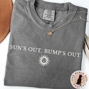 Koszulka letnia Sun's Out Bump's Out Pregnant Girl - koszulka z nadrukiem na plażę informująca o ciąży, koszulka z nadrukiem na baby shower dla nowej mamy