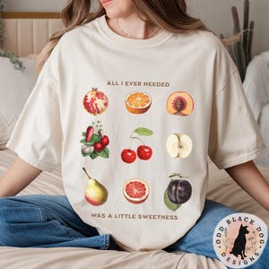 Vintage Fruit Summer Aesthetic Shirt - Strawberry T Shirt Boho Watercolor Fruit Tee Foodie Vintage Graphic Food Shirt for Spring Cute Fruit