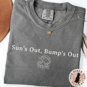 Koszulka letnia Sun's Out Bump's Out Pregnant Girl - koszulka z nadrukiem na plażę informująca o ciąży, koszulka z nadrukiem na baby shower dla nowej mamy