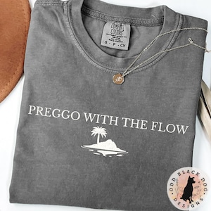 Koszulka letnia Preggo With the Flow dla ciężarnej dziewczyny - koszulka z nadrukiem na plażę z informacją o ciąży na prezent na baby shower dla nowej mamy