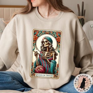 Moletom de tricô fofo com carta de tarô - Suéter de tricô engraçado, camisa para amantes de fios, pulôver de crochê, camisa de tricô fofa, presente para amantes de crochê de bruxa
