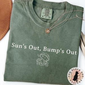 Koszulka letnia Sun's Out Bump's Out Pregnant Girl - koszulka z nadrukiem na plażę informująca o ciąży, koszulka z nadrukiem na baby shower dla nowej mamy