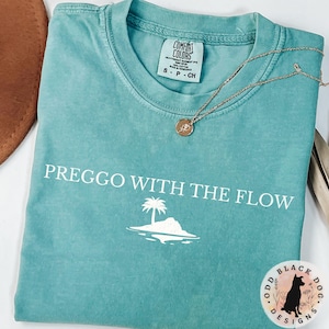 Koszulka letnia Preggo With the Flow dla ciężarnej dziewczyny - koszulka z nadrukiem na plażę z informacją o ciąży na prezent na baby shower dla nowej mamy