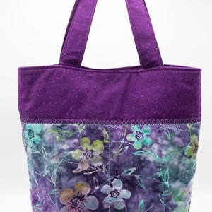 Bolso de mano, estampado violeta rojo acolchado, costura decorativa verde azulado, tela floral batik colorida, bolsillo interior, cierre magnético