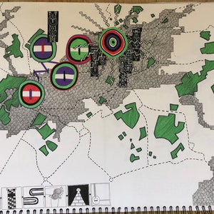 Könnte beinhalten: Eine handgezeichnete Karte von Bristol, England, mit grünen Bereichen, die Parks darstellen, und einem Gittermuster, das die Stadt darstellt. Die Karte zeigt vier Kreise mit roten, weißen und blauen Streifen und einem schwarz-weißen Muster. Das Wort "BRISTOL" ist in Schwarzweiß am unteren Rand der Karte geschrieben.