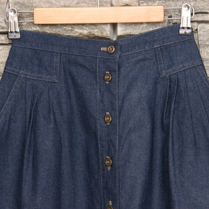 Saia jeans vintage Koret City Blues em linha A, cintura 25 26, cintura elástica, saia jeans com botões, saia leve, feita nos EUA
