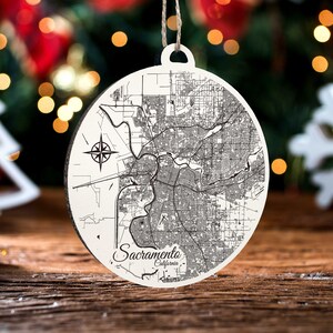 Sacramento, Kalifornien Ornament | Gravierte Holz Landkarte Ornament | Handmade Urlaub & Wohndekor | Weihnachtsschmuck