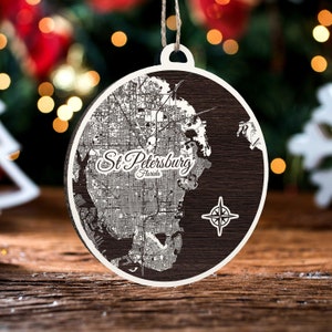 St Petersburg, Florida Runde Verzierung | Gravierte Holz Landkarte Ornament | Handmade Urlaub & Wohndekor | Weihnachtsschmuck