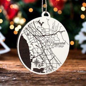 Hayward, Kalifornien Ornament | Graviertes Kartenornament aus Holz | Handgemachte Weihnachtsdeko | Weihnachtsornament