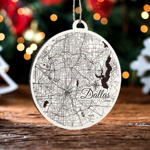 Dallas, Texas Ornament | Graviertes Kartenornament aus Holz | Handgemachte Weihnachtsdeko | Weihnachtsornament
