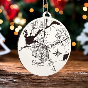 Corona, Kalifornien Weihnachtsschmuck | Gravierte Holz Landkarte Ornament | Handmade Urlaub & Wohndekor | Weihnachtsschmuck