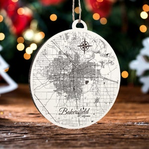 Bakersfield, Kalifornien Ornament | Graviertes Kartenornament aus Holz | Handgemachte Weihnachtsdeko | Weihnachtsornament
