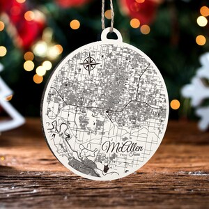 McAllen, Texas Ornament | Gravierte Holz Landkarte Ornament | Handmade Urlaub & Wohndekor | Weihnachtsschmuck