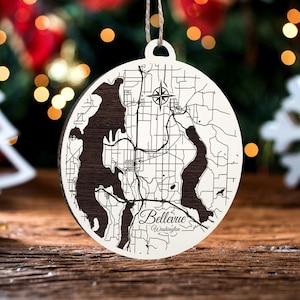 Bellevue, Washington Ornament | Graviertes Kartenornament aus Holz | Handgemachte Weihnachtsdeko | Weihnachtsornament