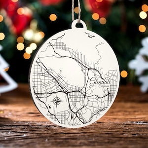 Glendale, Kalifornien Rundes Ornament | Graviertes Kartenornament aus Holz | Handgemachte Weihnachtsdeko | Weihnachtsornament