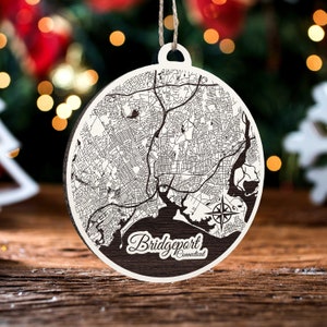 Bridgeport, Anhänger | Graviertes Kartenornament aus Holz | Handgemachte Weihnachtsdeko | Weihnachtsornament
